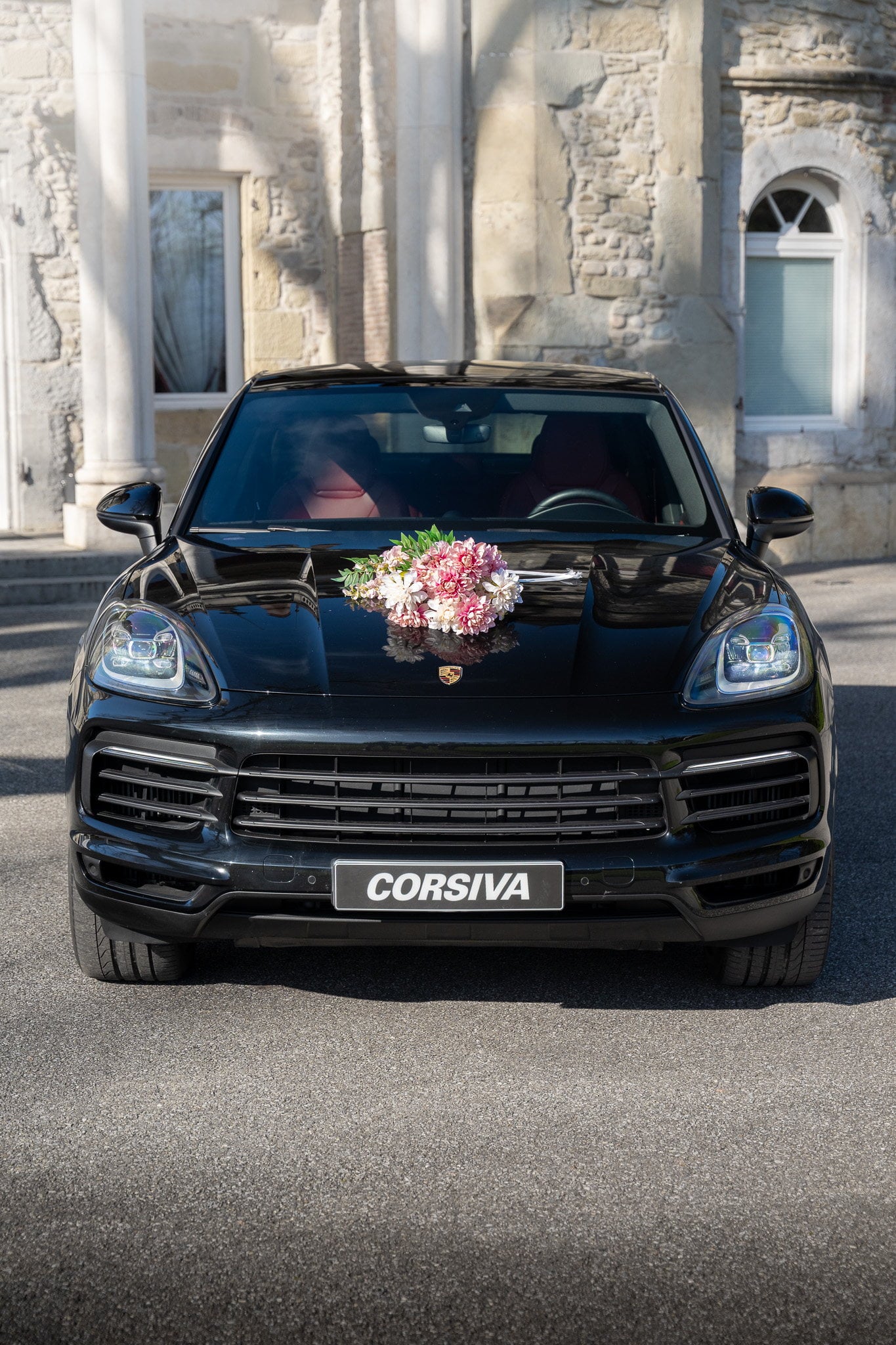Porsche Cayenne Coupé décoré pour un mariage, vu de face