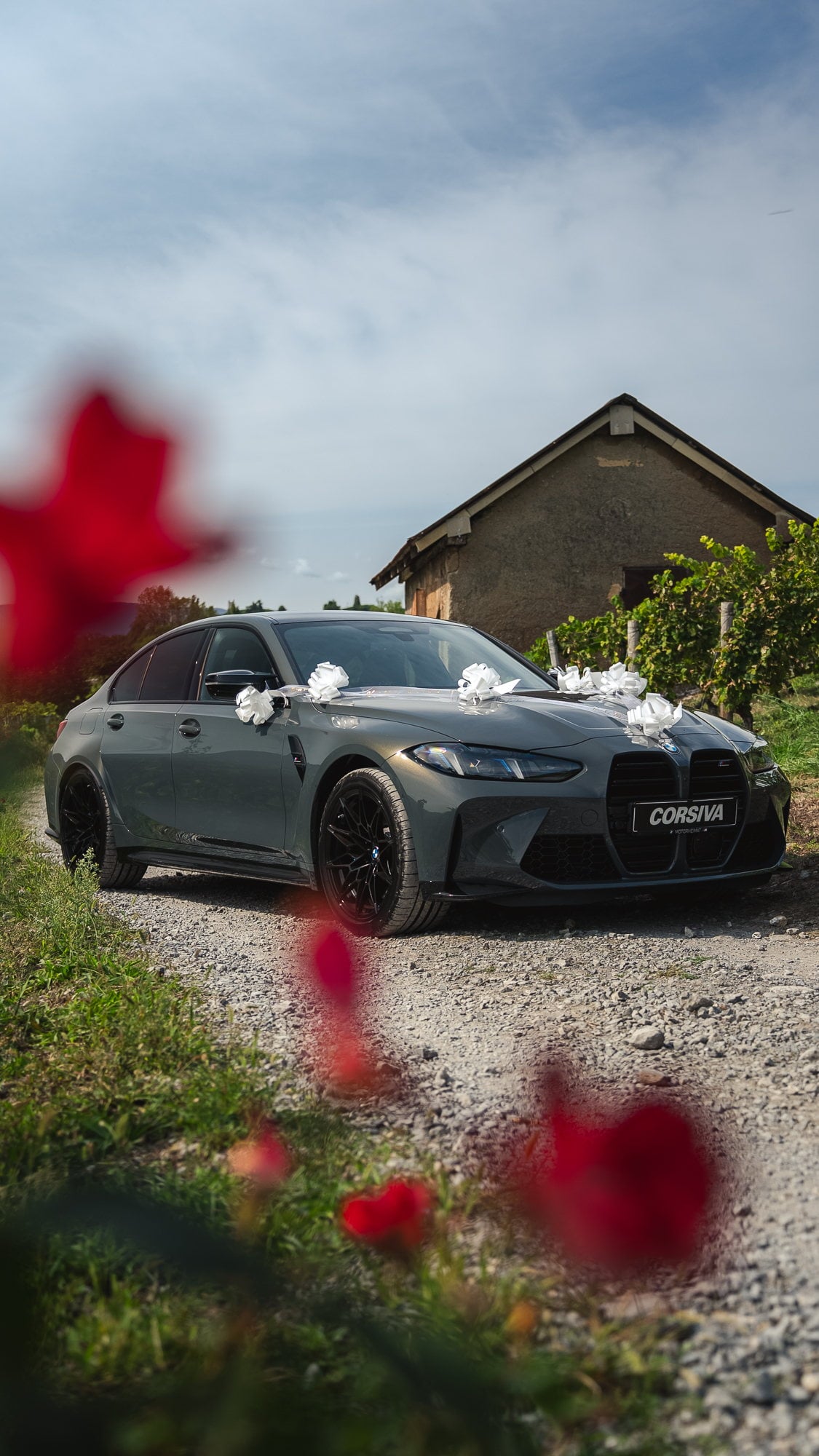 BMW M3 Competition décorée pour un mariage, rubans blancs