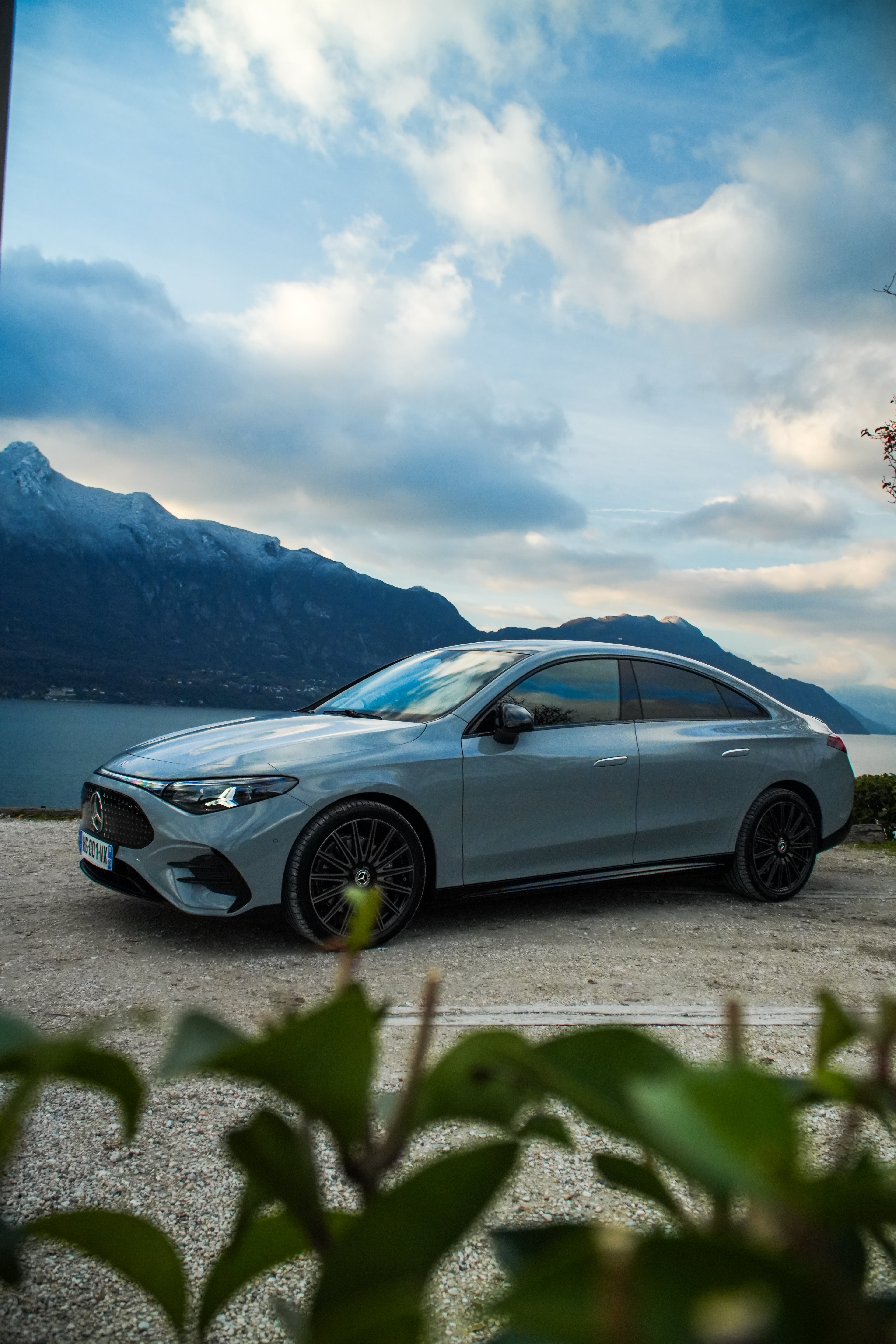 Mercedes CLA 250 AMG face au lac d’Annecy et aux sommets